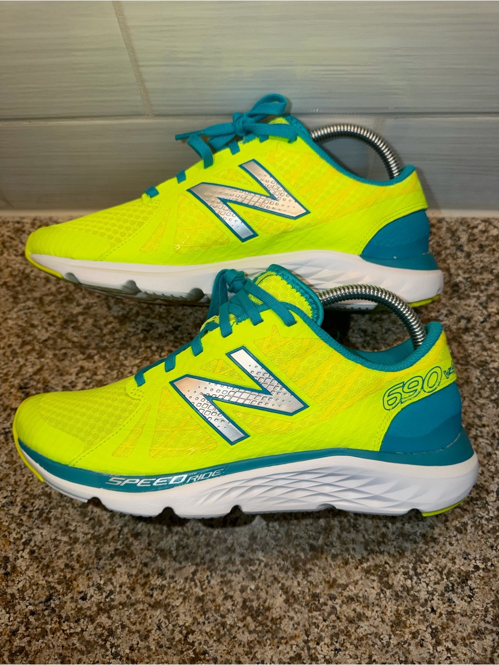 New Balance women's 690v6 Running Shoes - Neon Yellow/Teal